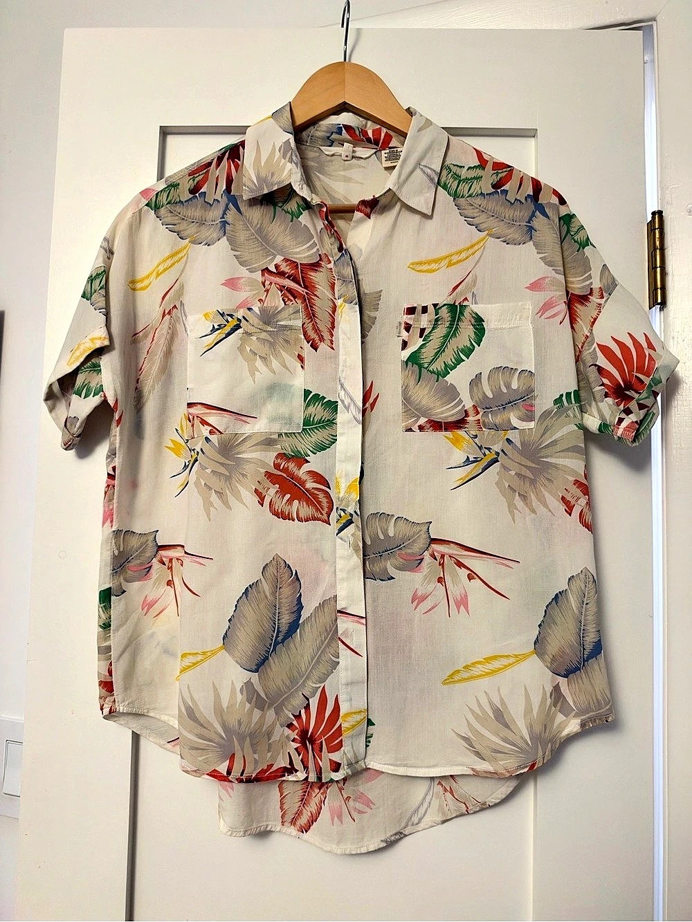 Levi's Women’s Floral Short Sleeve Shirt in Cream & Red Size Small